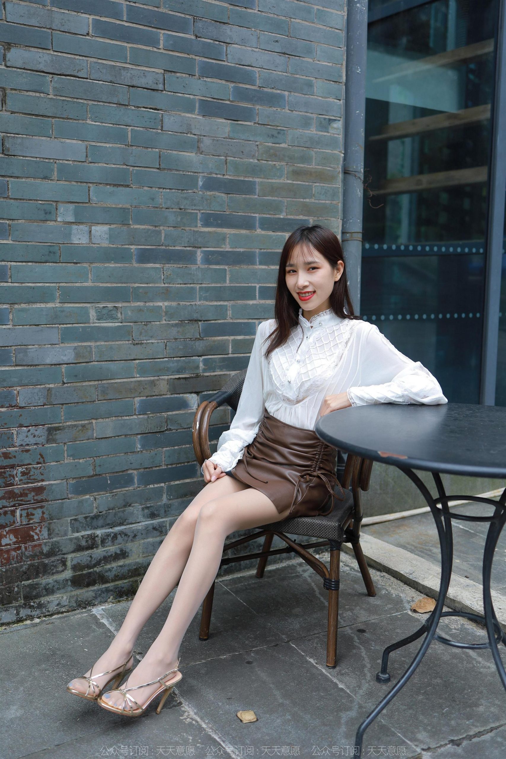 IESS 异思趣向 模特 美子 金色凉鞋 [84P]